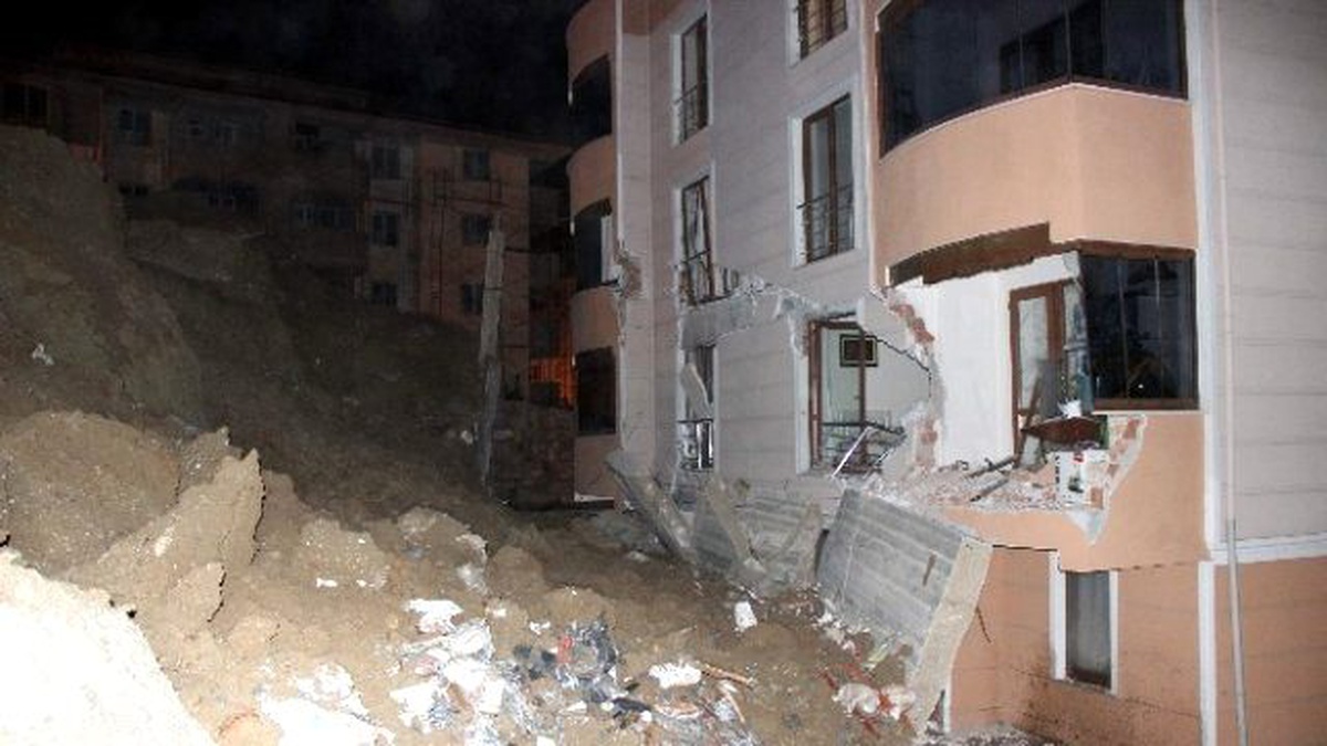 Tonlarca Ağırlığındaki İstinat Duvarı Apartmana Devrildi