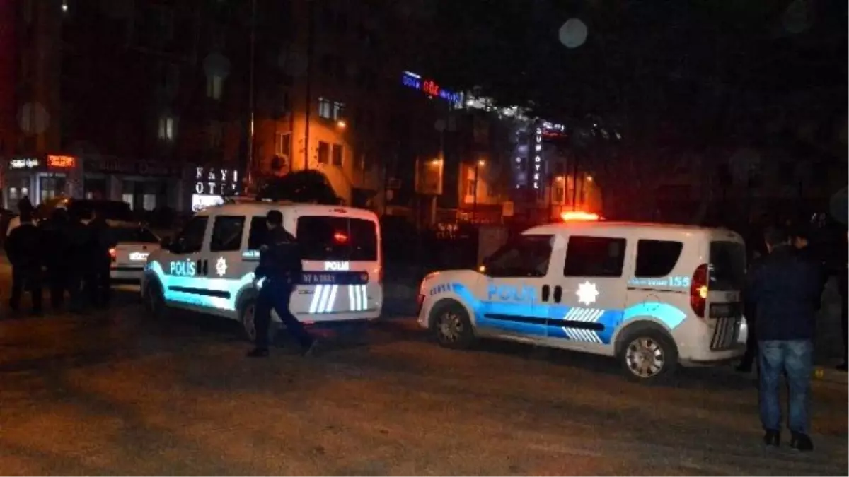 Arkadaşına Kızan Genç, Yoldan Geçen Aracın Önüne Atladı