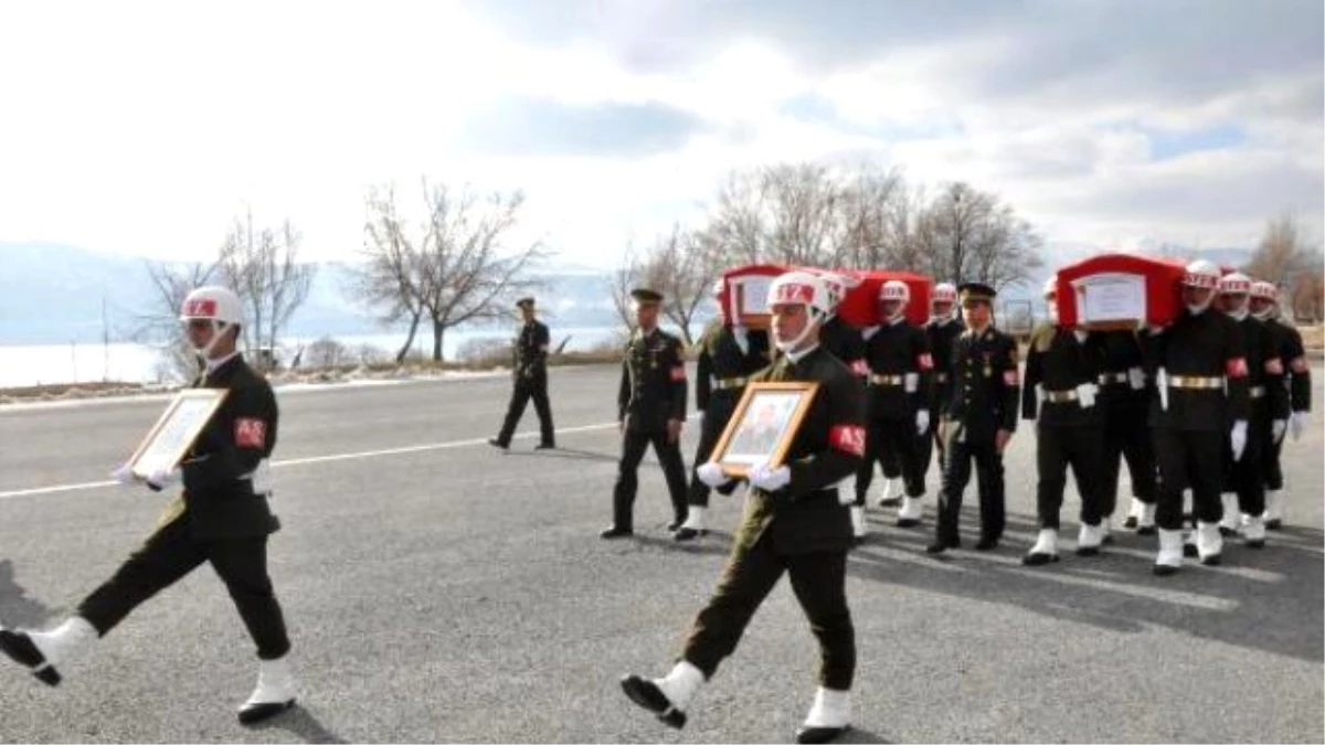 Bitlis\'te Şehit Düşen 2 Asker Törenle Memleketlerine Uğurlandı