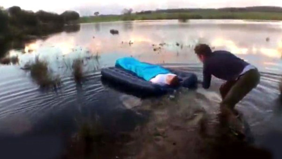 Çılgın Genç, Çadırda Uyuyan Arkadaşını Göle Attı!