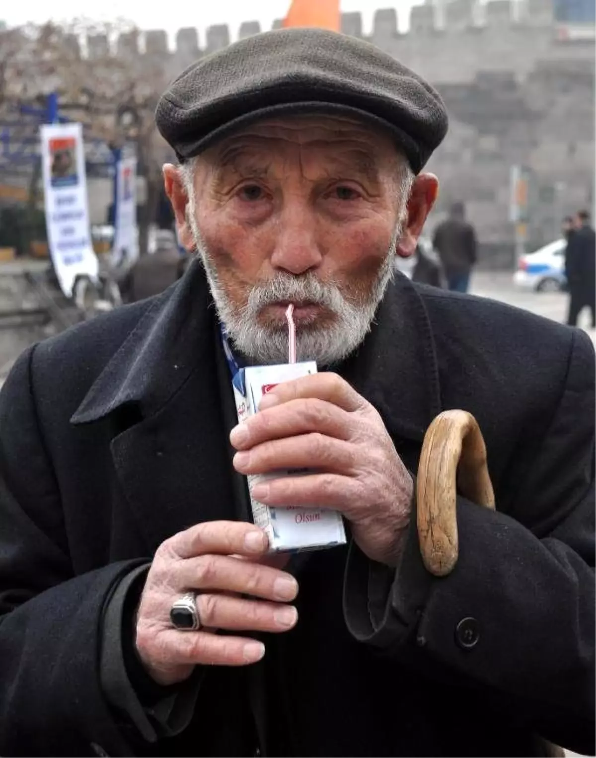 Cami Önünde Kandil Nedeniyle Süt Dağıtımı