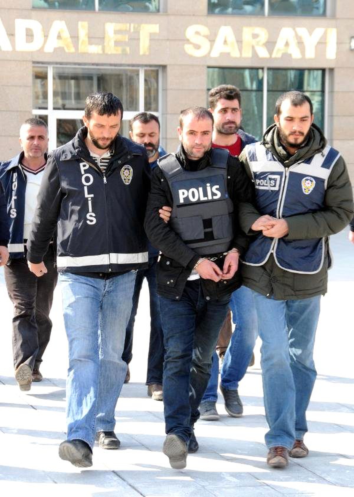 Eşini Silahla Yaralayınca Linç Edilmek İstenen Kocaya 15 Yıl Hapis