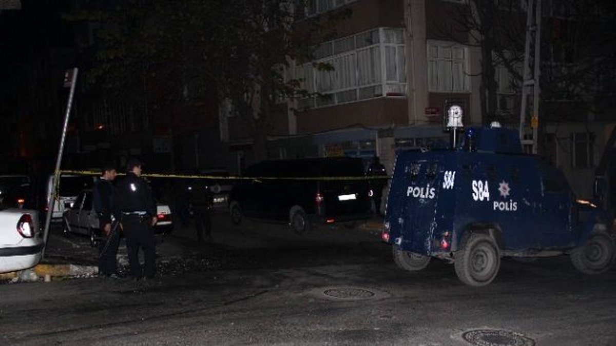 Gaziosmanpaşa\'da Hücre Evine Yapılan Operasyonda Çatışma Çıktı: 2 Terörist Ölü, 4 Polis Yaralı