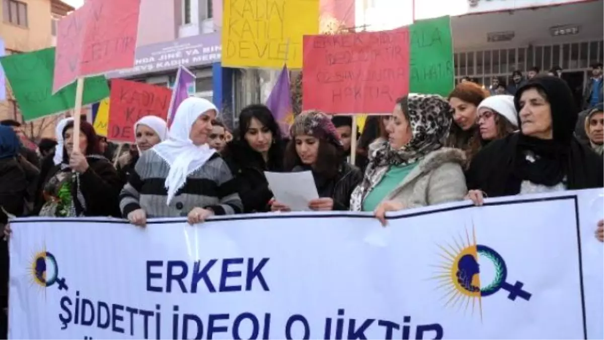 Hakkari\'de Kadınlar Şiddeti Protesto Etti