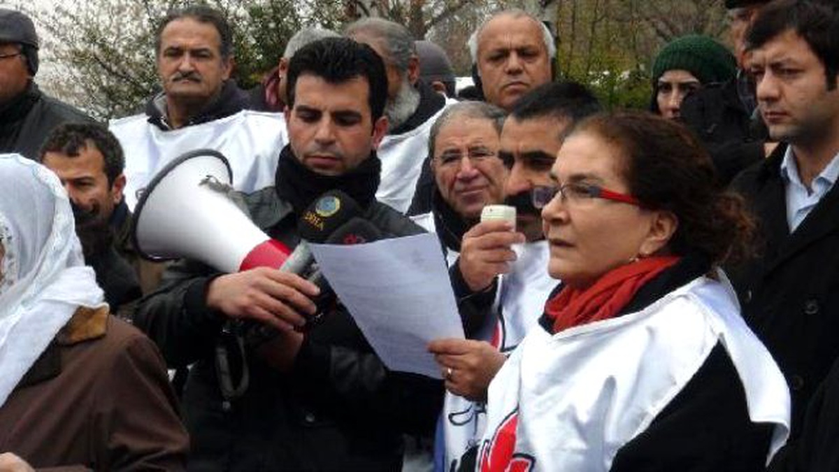 İHD Üyeleri Sokağa Çıkma Yasaklarını Meclis Önünde Protesto Etti