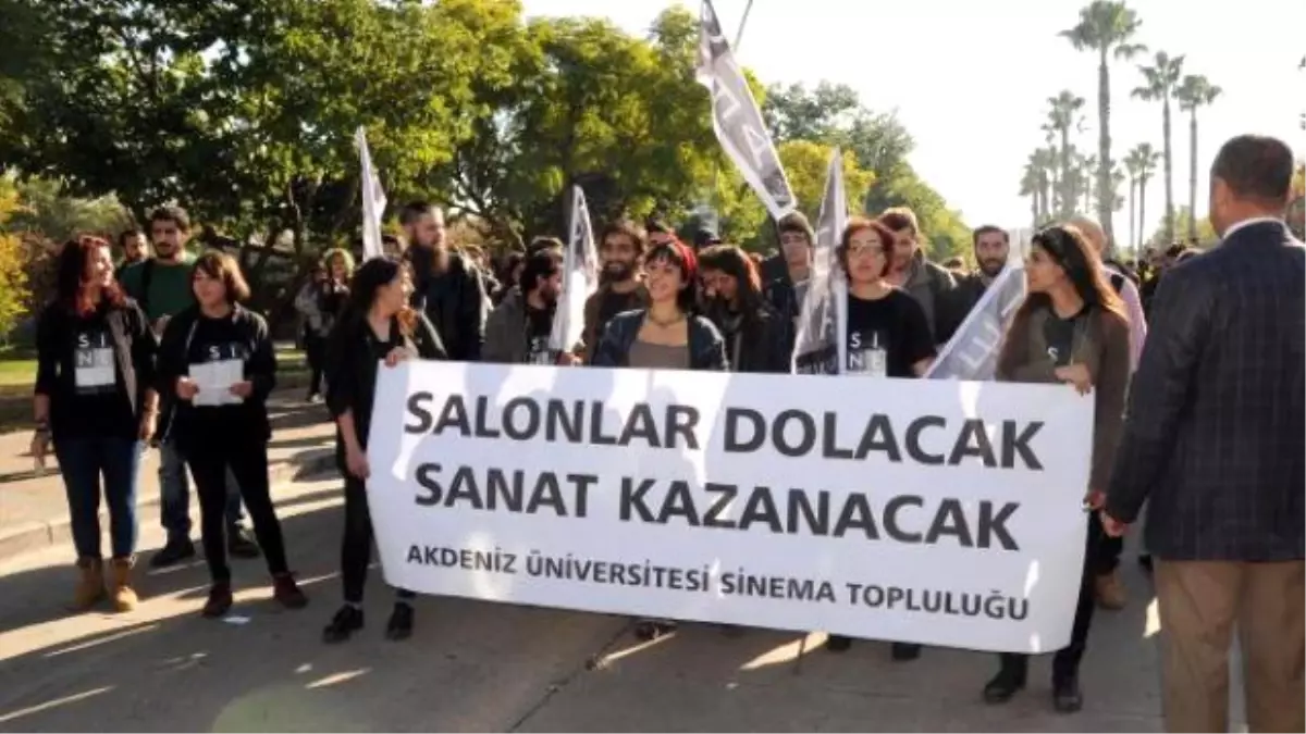 Kampusta Sinema Salonunun Kapatılmasını Protesto Ettiler