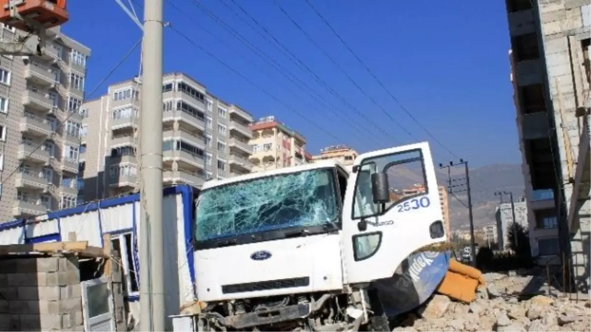 Kamyon 6 Aracı Biçti, Bekçi Kulübesinde Durdu