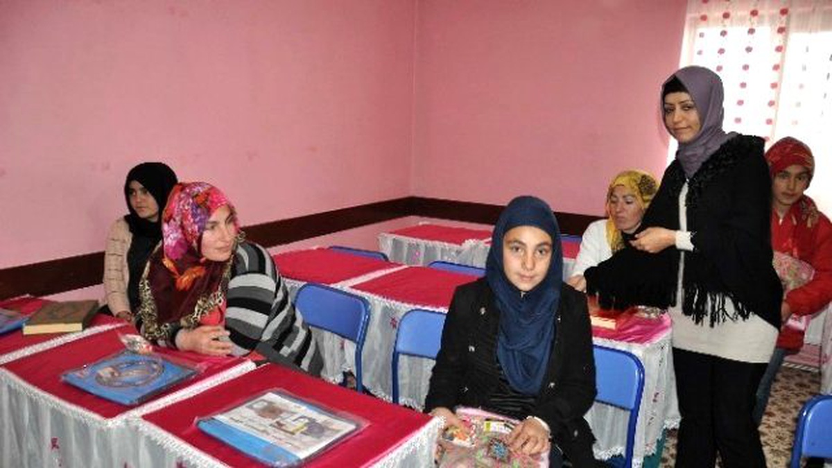 Kız Öğrencilere Kur\'an-ı Kerim Eğitim Seti Dağıtıldı