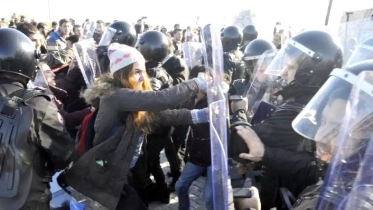 Kocaeli Üniversitesi\'nde Protesto Gösterisine Toma\'lı Müdahele