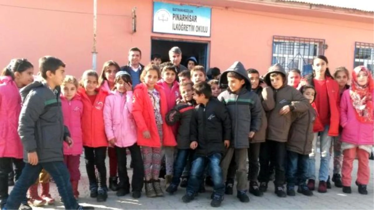 Köy Okulu Öğrencilerine Giyim Ve Kırtasiye Yardımı