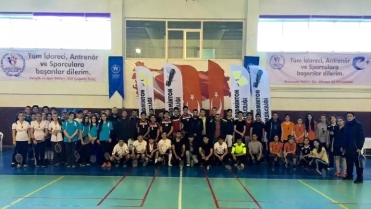 Okullar Badmintonda Yarıştı