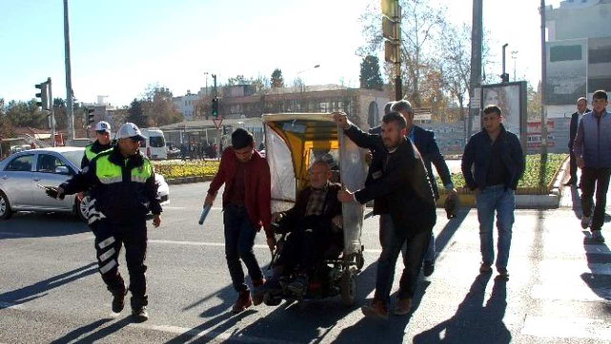 Otomobil Akülü Engelli Aracına Çarptı