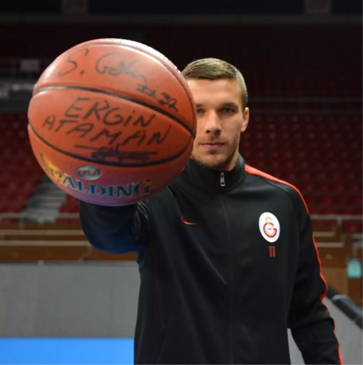 Podolski, Yeşil Sahalardan Parkeye Geçiş Yaptı