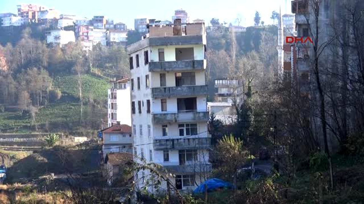 Rize\'de Yan Yatan Binayı Boşaltan Aileler Sorumlu Arıyor