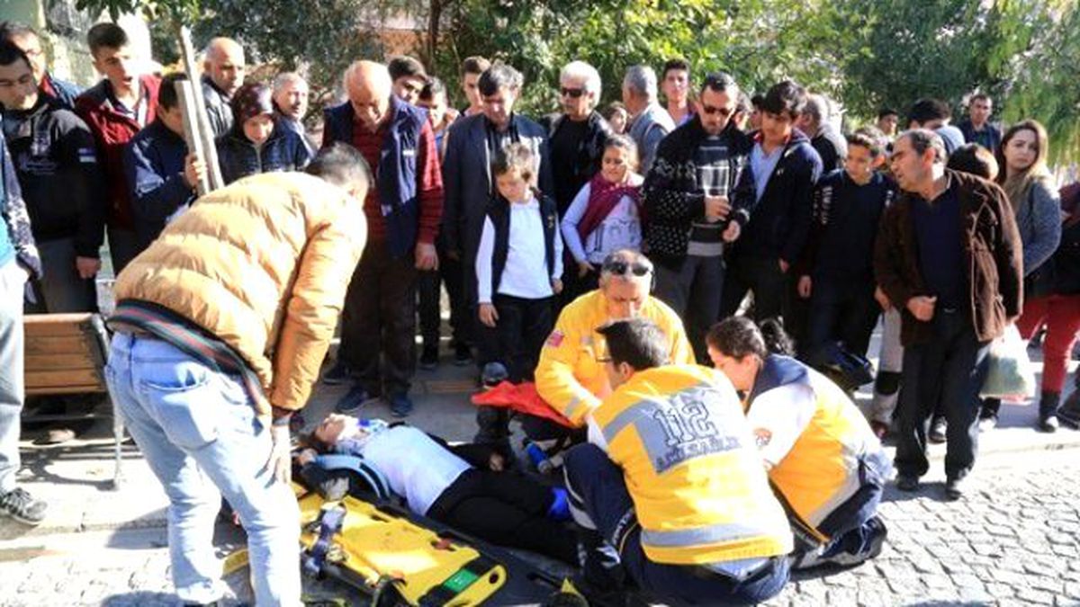 Yaralı Öğrenci Gözyaşları İçerisinde Ambulansı Bekledi