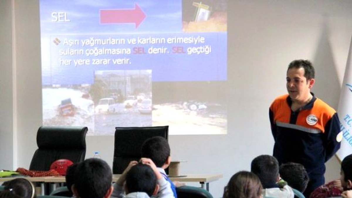 Afad\'dan Öğrencilere "Doğal Afetler" Konulu Eğitim