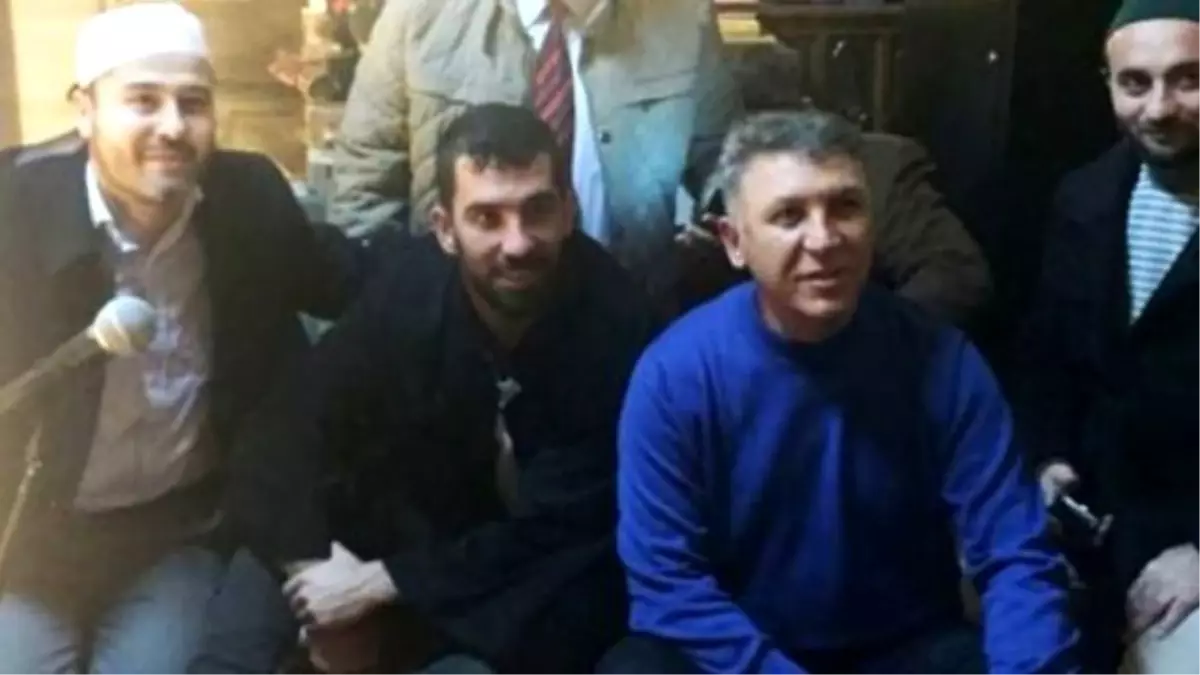 Arda Turan, Uçaktan İndi Eyüp Sultan Camii\'ne Koştu