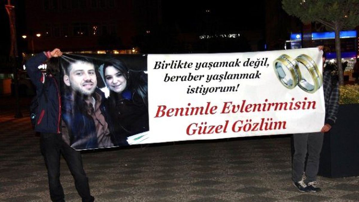 Avm Önünde Pankartlı Sürpriz Evlenme Teklifi