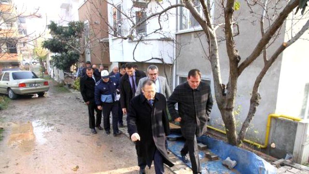 Balıkesir\'de Boru Patladı, Su Basan Evdeki Yaşlı Kadın Öldü (2)