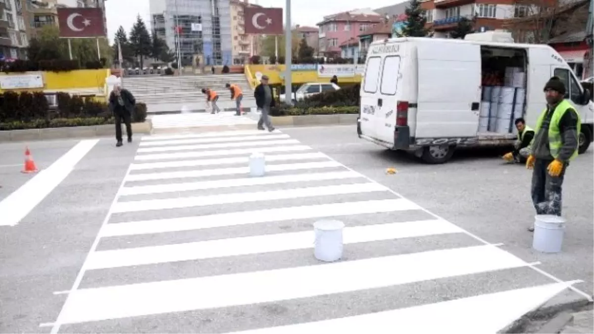 Bozüyük\'te Yaya Geçidi Çizgileri Yenilendi