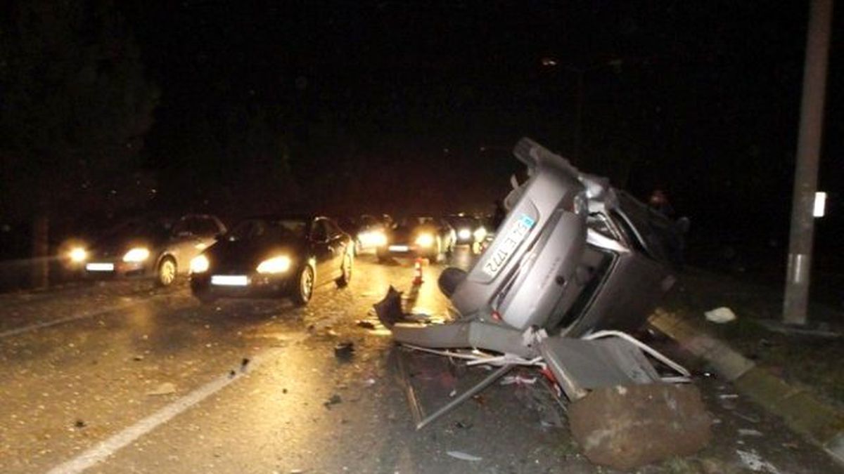 Devrilen Otomobilden Burnu Bile Kanamadan Çıktılar
