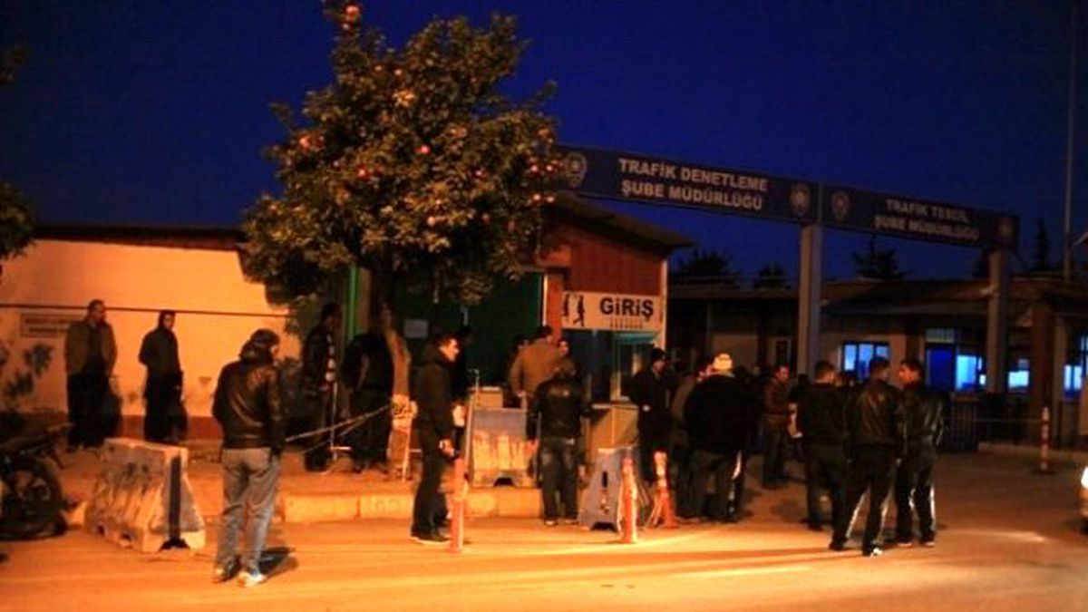 Ehliyetlerini Almak İsteyen Adaylar Sabaha Kadar Nöbet Tuttular