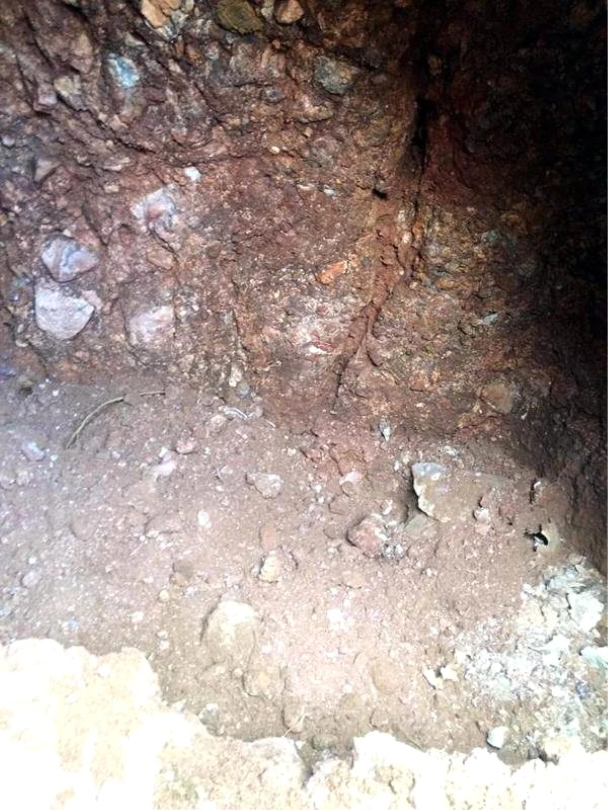 Ergani\'de Bir Mağarada 15 Kafatası Bulundu