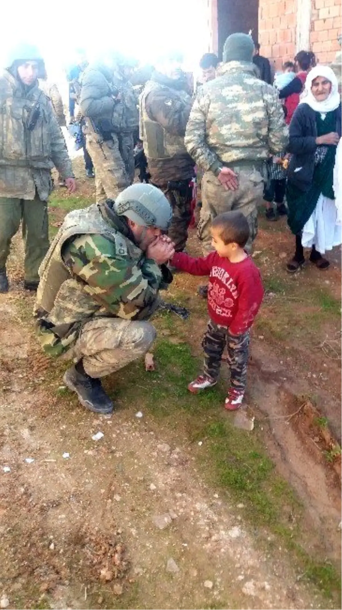 İşte Mehmetçiğin Şefkati