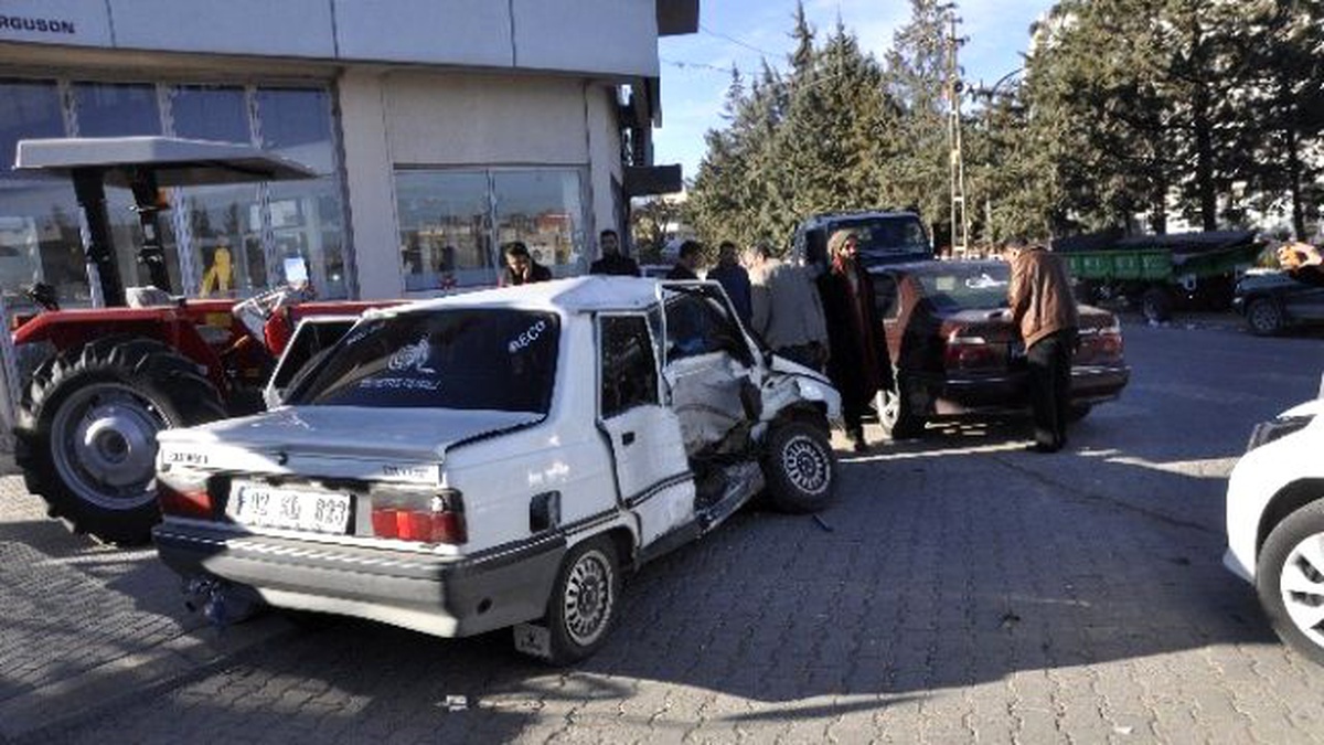 Kahta\'da İki Otomobil Çarpıştı
