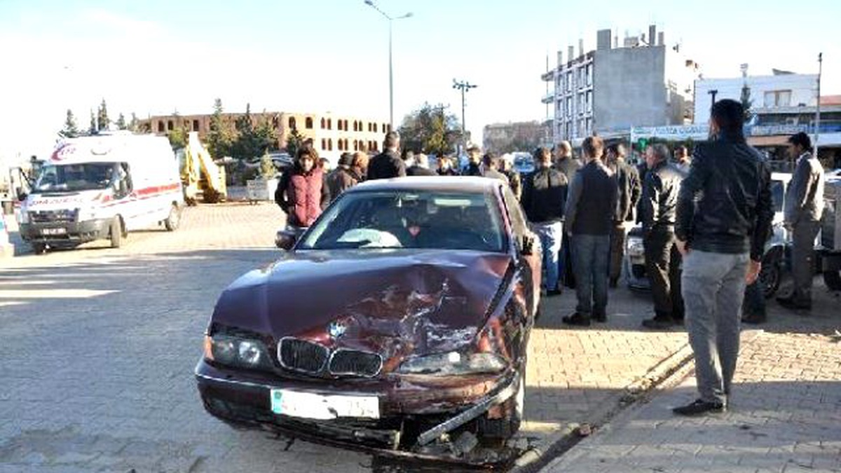 Kahta\'da Otomobiller Çarpıştı: 3 Yaralı
