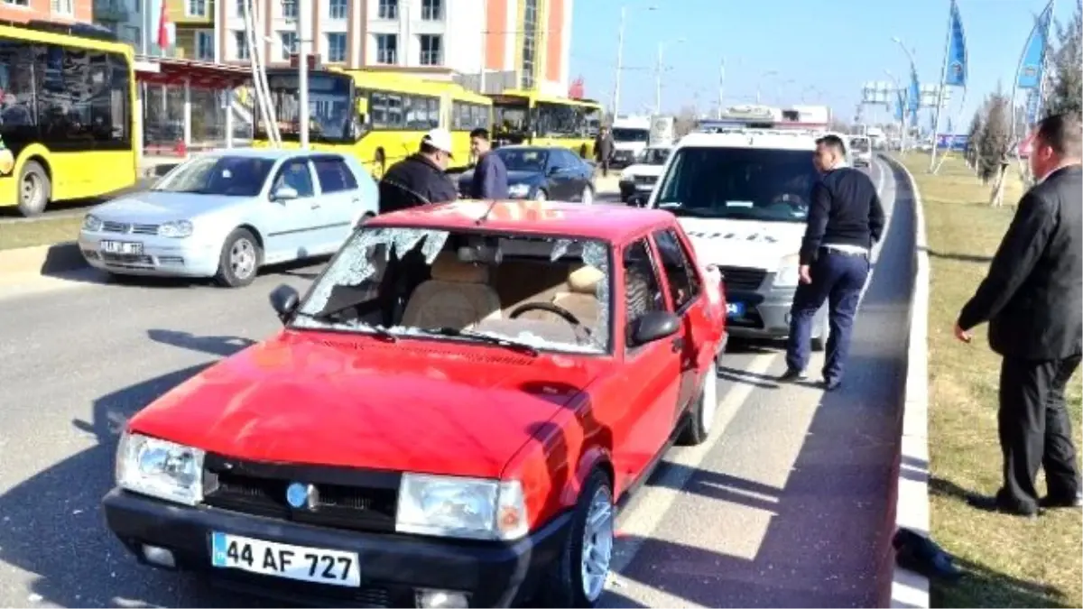 Karşıdan Karşıya Geçmek İsteyen Yaşlı Kadına Otomobil Çarptı