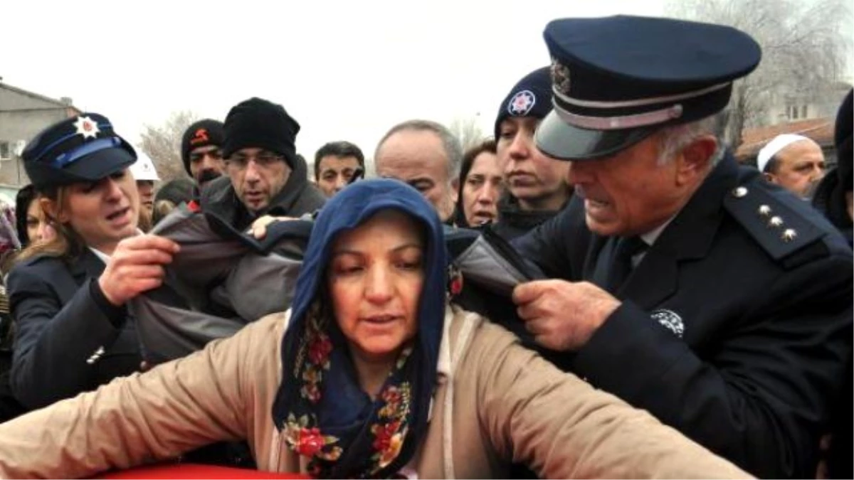 Kırşehir\'de Şehit Polis Memuru Son Yolculuğuna Uğurlandı