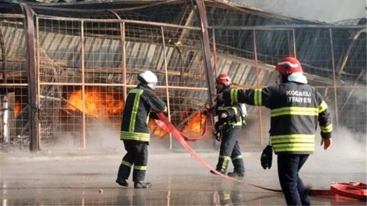 Kocaeli\'de Hal Binasında Yangın: 31 İş Yeri Kül Oldu