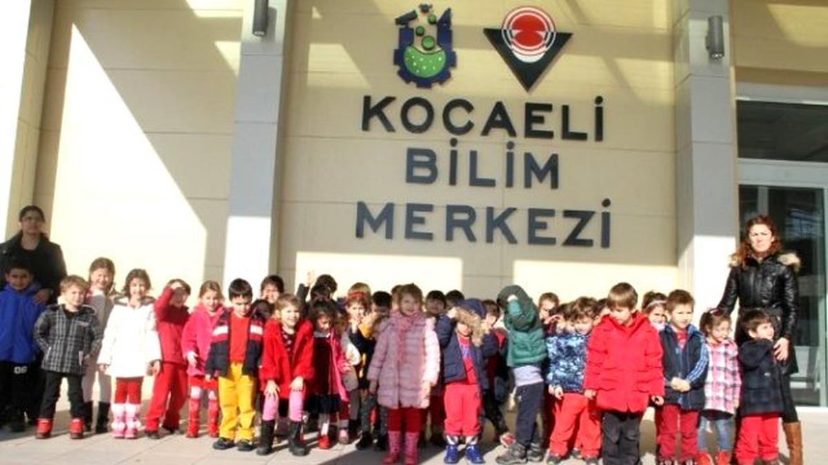 Minikler Bilim Merkezi\'nde Görerek ve Dokunarak Öğreniyor