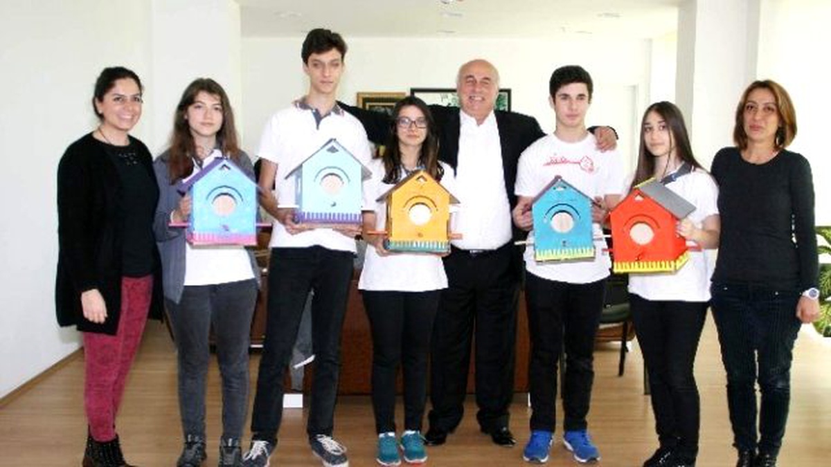 Öğrenciler Yaptıkları Kuş Evlerini Belediyeye Teslim Etti