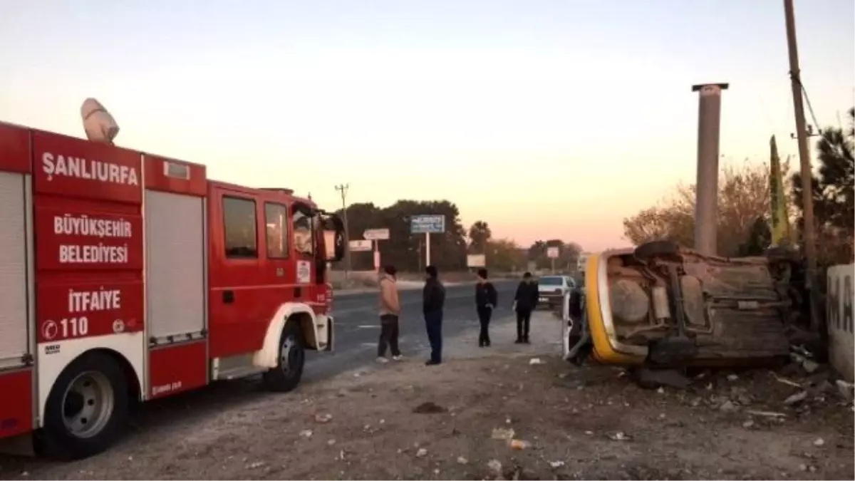 Otomobilde Sıkışan Yaralılar İtfaiye Tarafından Çıkartıldı