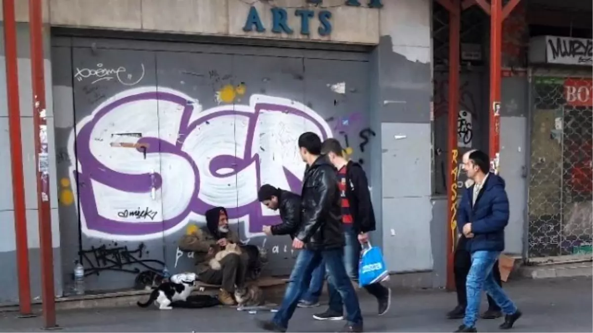 Eski Söz Yazarı Süleyman Akova, İstiklal Caddesi\'nde Yaşam Mücadelesi Veriyor