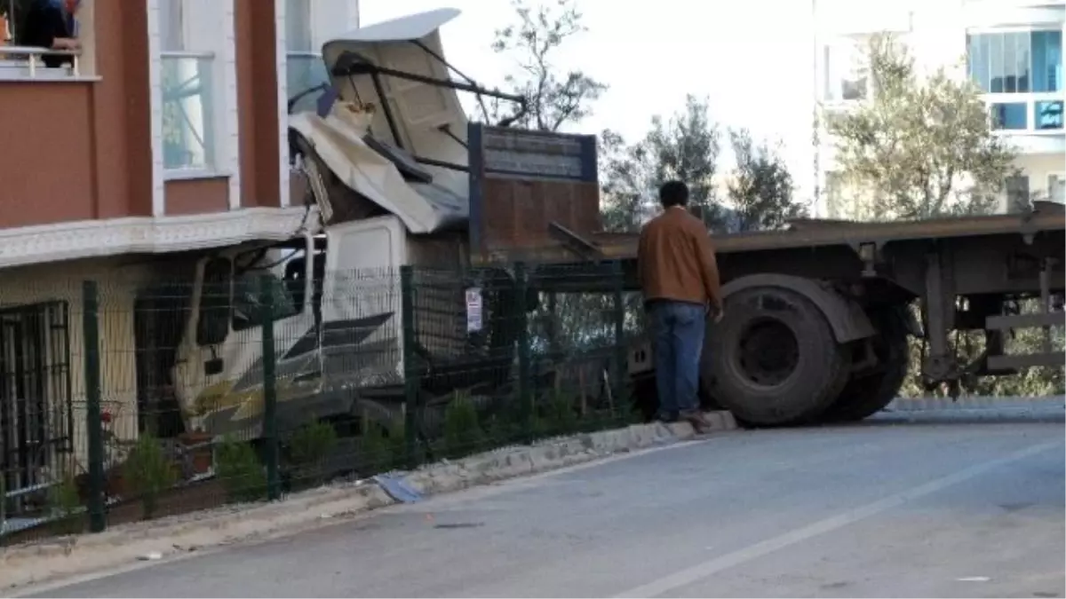Park Halindeyken Freni Boşalan Tır Eve Çarparak Durabildi