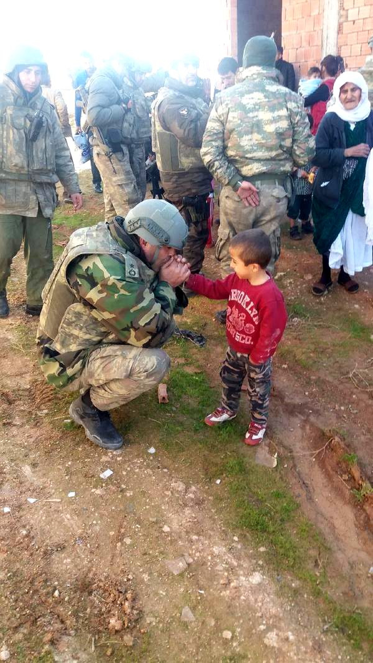 PKK\'lı Teröristler Ateş Açtı, Tabur Komutanı Nefesiyle Isıtmaya Çalıştı