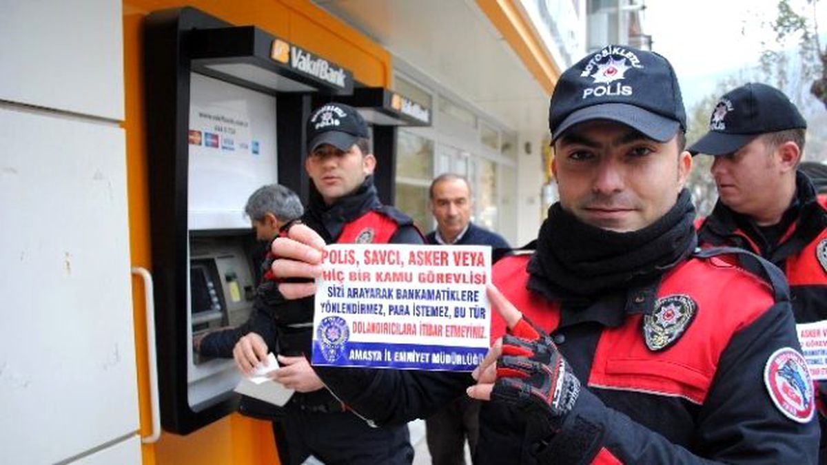 Polis Atm\'lere Broşür Astı