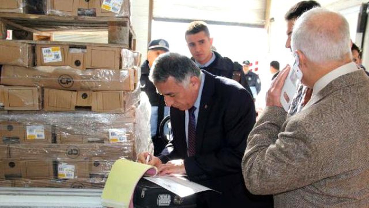 Şanlıurfa\'da Zabıtanın El Koyduğu Tavuk Etleri Köpeklere Yem Oldu