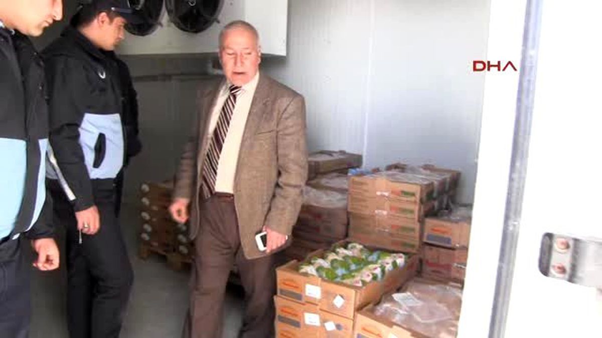 Şanlıurfa?da Zabıtanın El Koyduğu Tavuk Etleri Köpeklere Yem Oldu