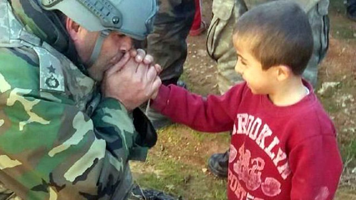 Silopi'de Komutan Üşüyen Çocuğu Nefesiyle Isıttı