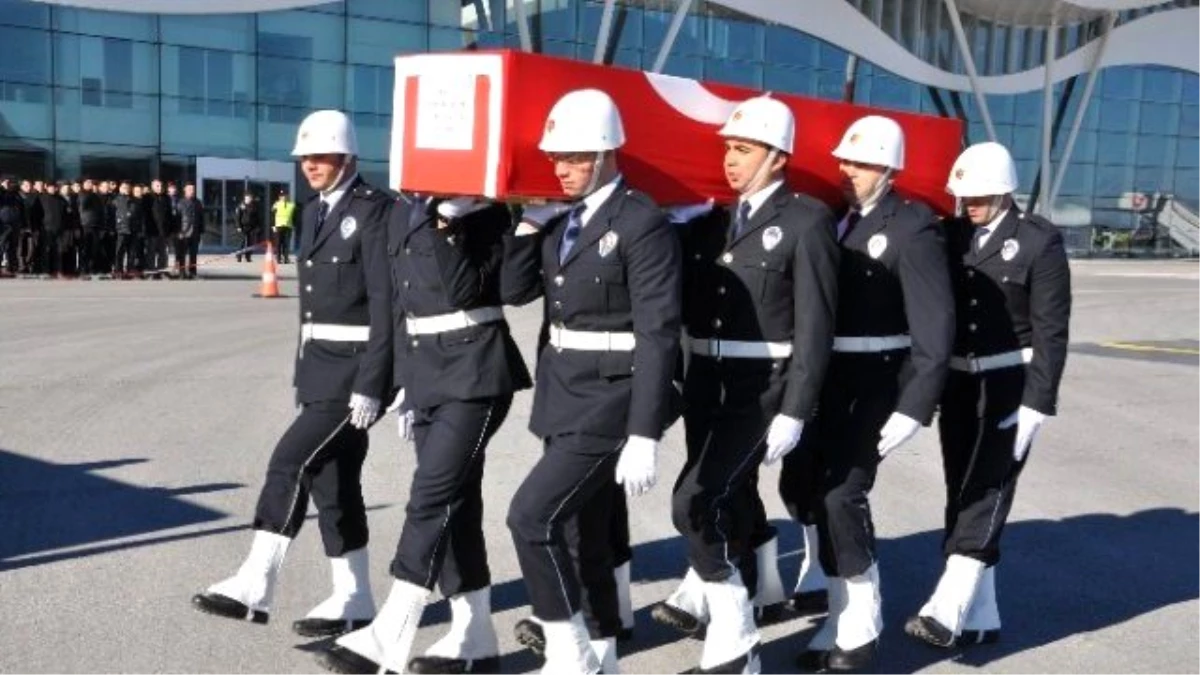 Tokatlı Şehit Özel Hareket Polisin Cenazesi Sivas\'a Getirildi