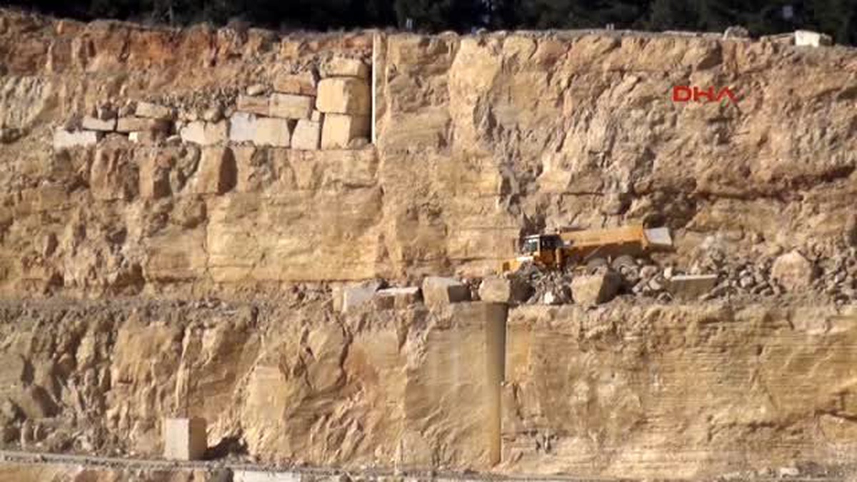 Antalya Işid\'den Kaçan Suriyeli Heykeltıraş Taş Ocağında Sanat Yapıyor