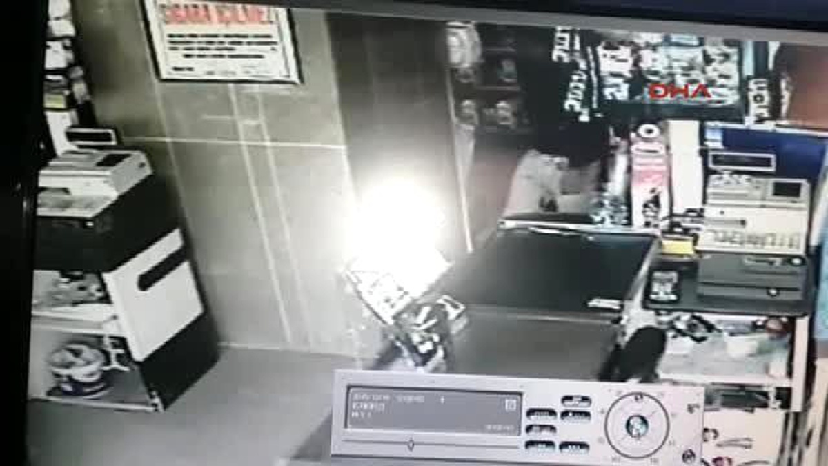 Antalya Sadaka Kutusunu Çalarken Kameralara Yakalandı
