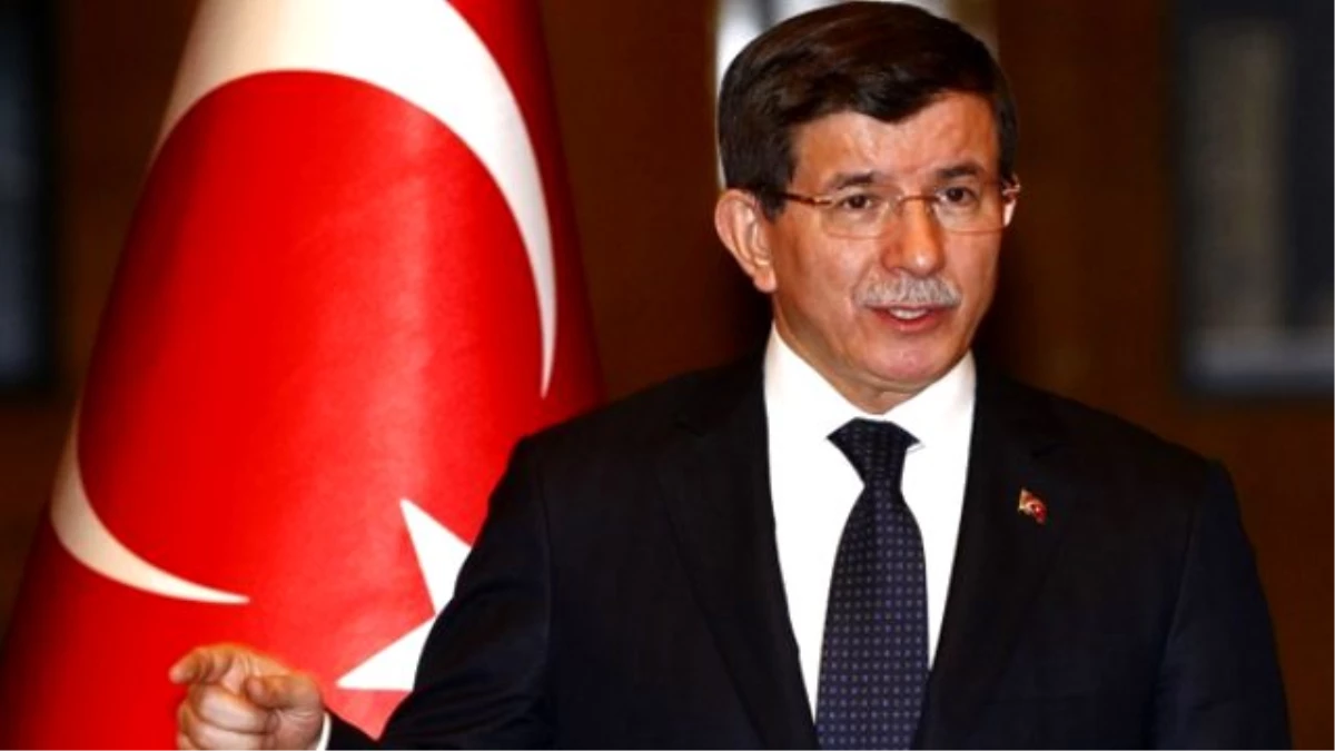 Davutoğlu, Galada Nazım\'dan Duygu Dolu Dizeler Okudu: Büyümez Ölü Çocuklar!