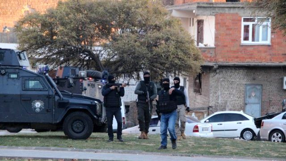 Diyarbakır\'da Operasyona Çıkan Polise Saldırı: 3 Terörist Öldürüldü
