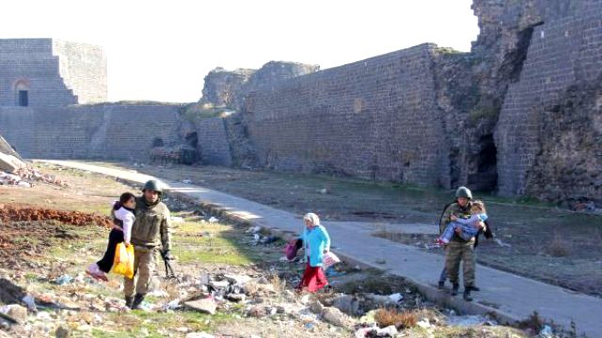 Diyarbakır Sur\'dan Tahliye Edilen Vatandaşlar : Allah Rızası İçin Operasyonu Devam Ettirin, Bizi Bu...