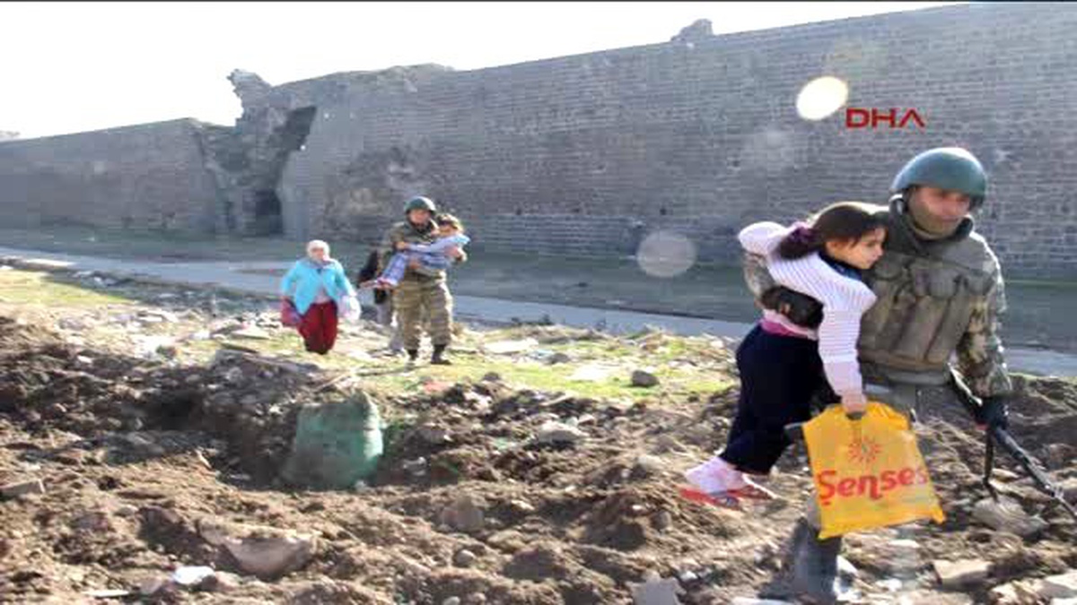 Diyarbakır Sur\'dan Tahliye Edilen Vatandaşlar: Allah Rızası İçin Operasyonu Devam Ettirin, Bizi Bu...